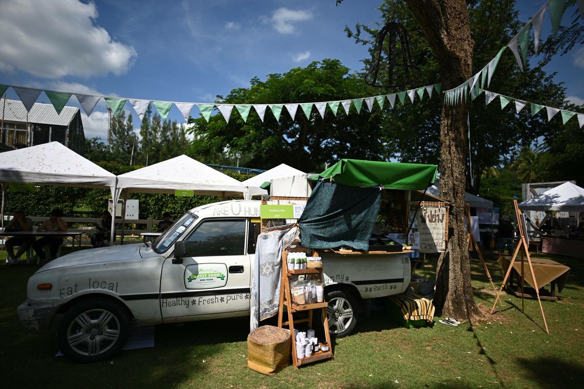 aceimage's tweet photo. ภาพบรรยากาศ Greenery Market @ สวนผึ้ง ราชบุรี เมื่อวันเสาร์ที่ 24 พ.ย. นี้ เป็นครั้งแรกที่เรามาจัดตลาดในงานวิ่ง และครั้งแรกที่ออกมาจัดที่ต่างจังหวัด

 https://t.co/BcXaFaKkRn #EatGoodLiveGreen #GreeneryMarket #AllianzWorldRun 

Photo Credit: Allianz Thailand https://t.co/vh38i6axDO