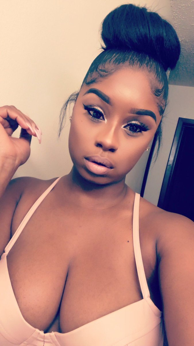 CasarahB's tweet photo. Just gonna set that right there. Oh hey 👋🏾 #melaninpoppin #casarahb #mua #hairbun #slayin #queenin #mnartist #youtuber #Subscribe #glam #shebad https://t.co/18n4wHKtzo