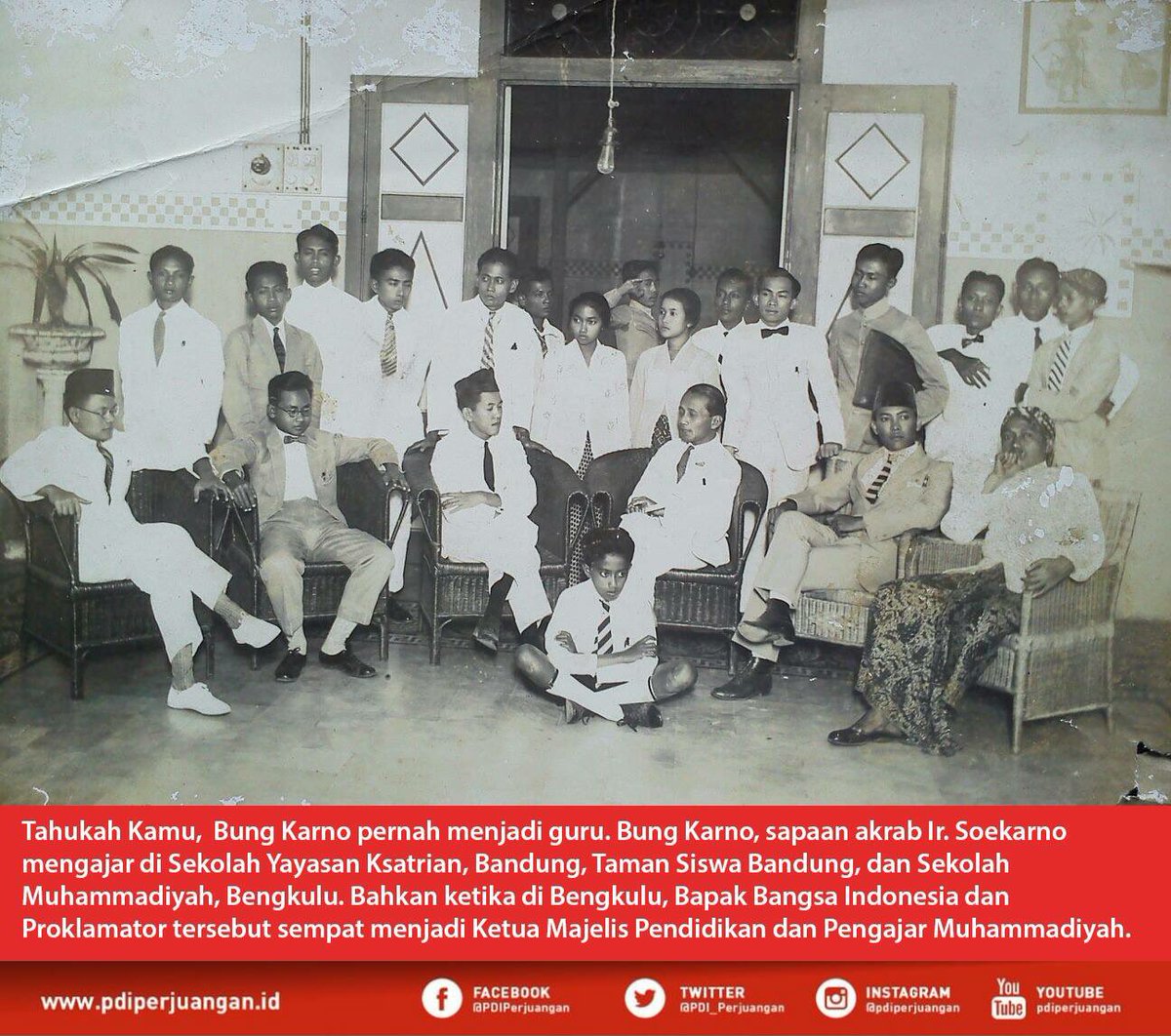 PDI_Perjuangan's tweet photo. Hari ini, tanggal 25 November, diperingati sebagai Hari Guru Nasional. Selamat #HariGuruNasional

[Foto] Bung Karno, kedua dari kanan, bersama pengurus dan guru Sekolah Taman Siswa Bandung, 1930. https://t.co/prrHs1ZONG