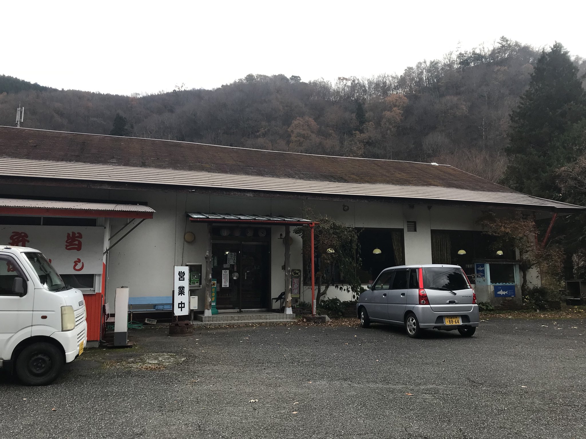 ま ドライブインおちあいで 名物のおでんうどんを頂く かつては備後落合駅で営業していた店で 薄味の出汁にうどん おでんが3種入っている 今日は厚揚げ 牛すじ 卵 店内には寿人とマエケンのポスターがあり いかにも広島県らしい