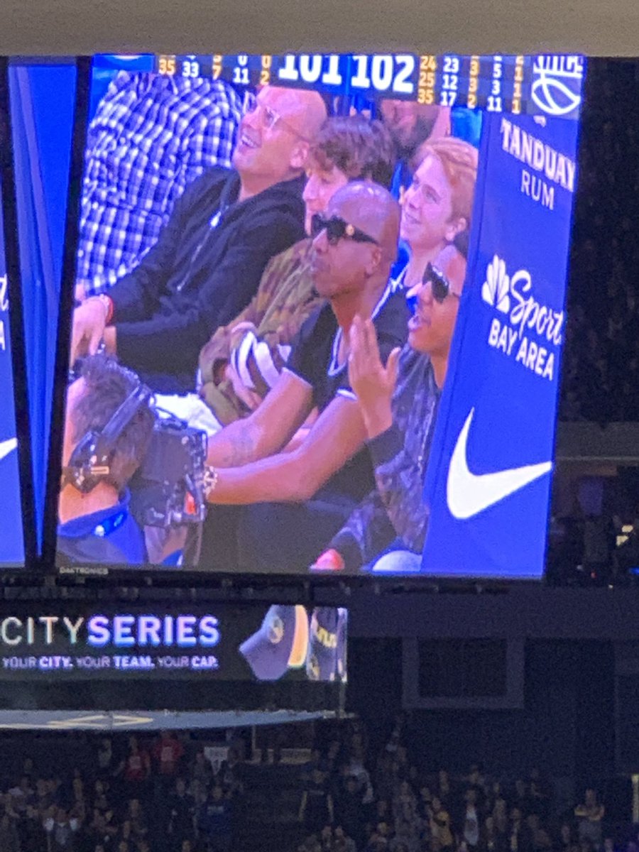 AnthonyTVSports's tweet image. #MCHammer in the house at #OracleArena #Warriors vs. #Kings #UCantTouchThis