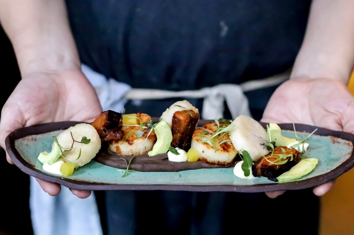 DeadLineSeattle's tweet photo. Scallops with pineapple butter, glazed pork belly, crispy rice cakes, black bean purΓ©e and green mango salsa. #DeadLineSeattle β¨ https://t.co/a4dItQhQh2