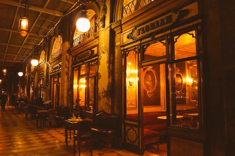 ヴェネチアのサンマルコ広場にあるカフェ・・・オシャレすぎるでしょｗｗｗ