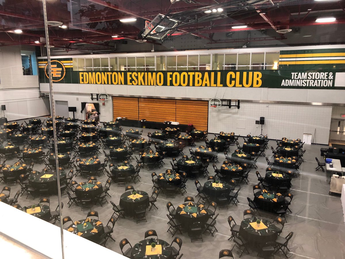 AlgonquinPEM's tweet photo. Hello Canada! Our #Loggersports team has arrived in Edmonton for the 106th #GreyCup game! Let’s go ⁦@REDBLACKS⁩! #GreyCup2018 #GreyCupFestival ⁦@GreyCupFestival⁩ ⁦@CFL⁩ #CFL ⁦@AlgonquinColleg⁩ ⁦@PembrokeEcDev⁩ ⁦@CFLonTSN⁩ https://t.co/iRGmChbTH0