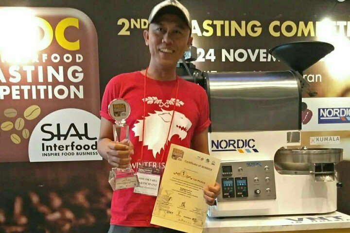 kpklampung's tweet photo. Selamat kepada Ari Oktora Juara 1 SIROC 2018 #siroc2018 #siroc #aeki #aekicoffee https://t.co/UjNWcDRbYP