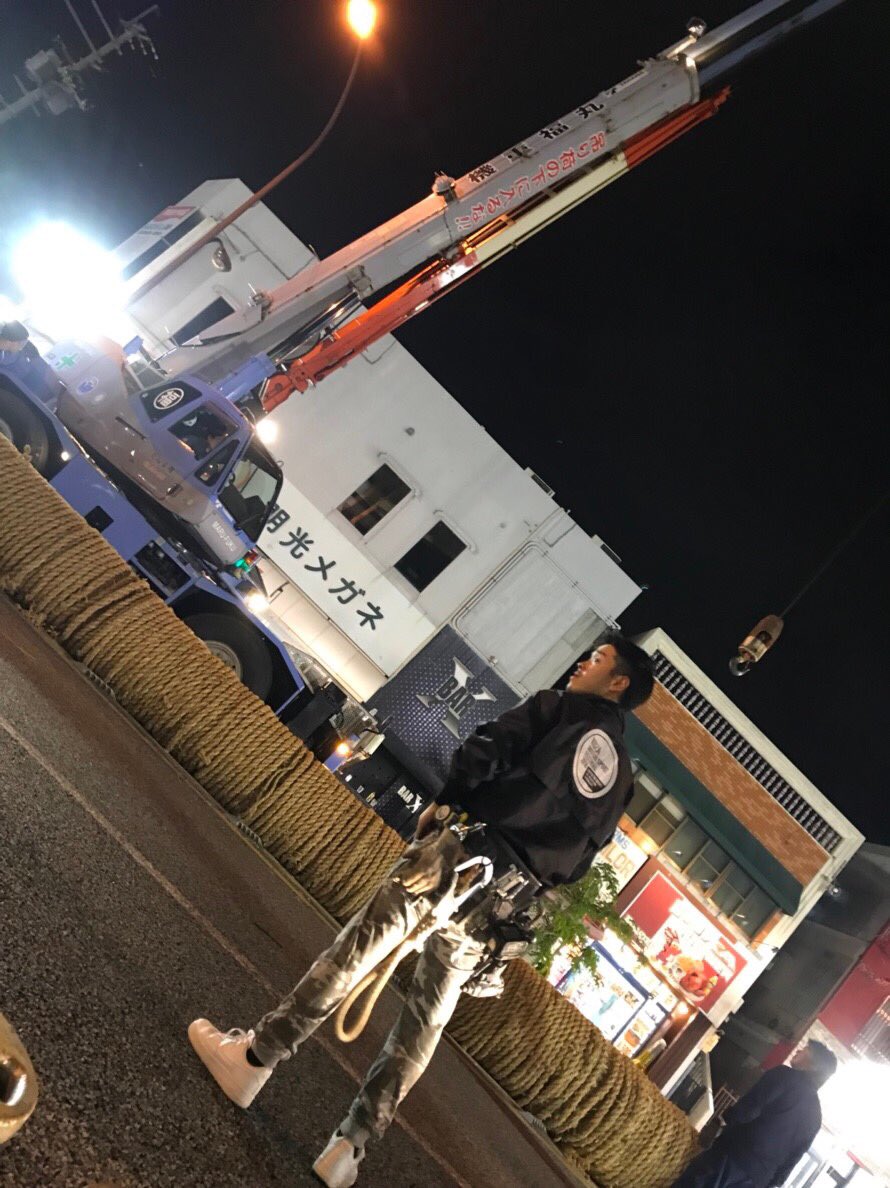 rkL97tU1sCmvPVh's tweet photo. 昨夜は沖縄市ゲート通りで国際カーニバルの撤去作業でした！
DAPUMPのISSAさんも来ててかなりお客さんも多かったです^ ^
大綱の撤去が凄く大変そうでクレーン車2台、トラック2台！かなり大掛かりな作業！本当にお疲れ様でした！
今日はミュージックタウンのステージの撤去〜！
頑張ります！🔥🔥 https://t.co/53C2uLxiHL