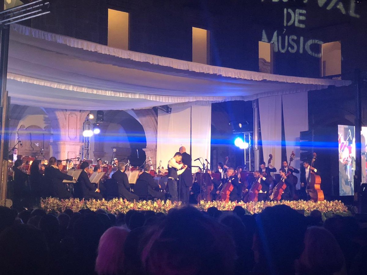 PinPoint_Com's tweet photo. #PinPointEnVivo
Ahora es turno del violinista #DavidNebel con la Orquesta Sinfónica de la Universidad de Guanajuato @OSUG_ugto en la clausura del @FestivalMorelia #MiFestival 🎼🎻🎺
#PinPoint #FMM30 #Morelia https://t.co/hgX7O4SGcH