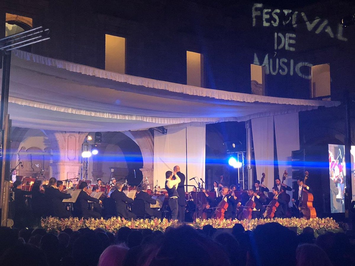 PinPoint_Com's tweet photo. #PinPointEnVivo
Ahora es turno del violinista #DavidNebel con la Orquesta Sinfónica de la Universidad de Guanajuato @OSUG_ugto en la clausura del @FestivalMorelia #MiFestival 🎼🎻🎺
#PinPoint #FMM30 #Morelia https://t.co/hgX7O4SGcH
