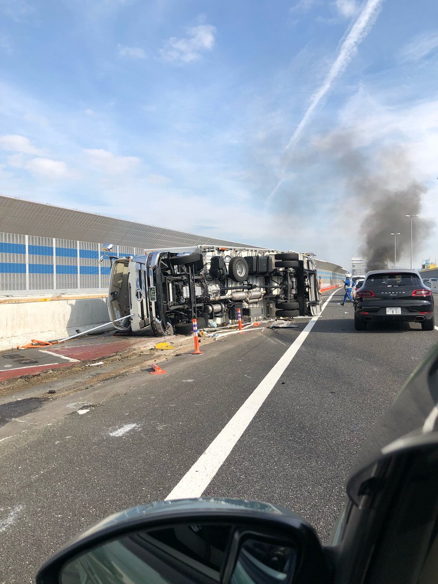 阪神高速の尼崎東付近で大型トラックとポルシェの接触事故の現場画像