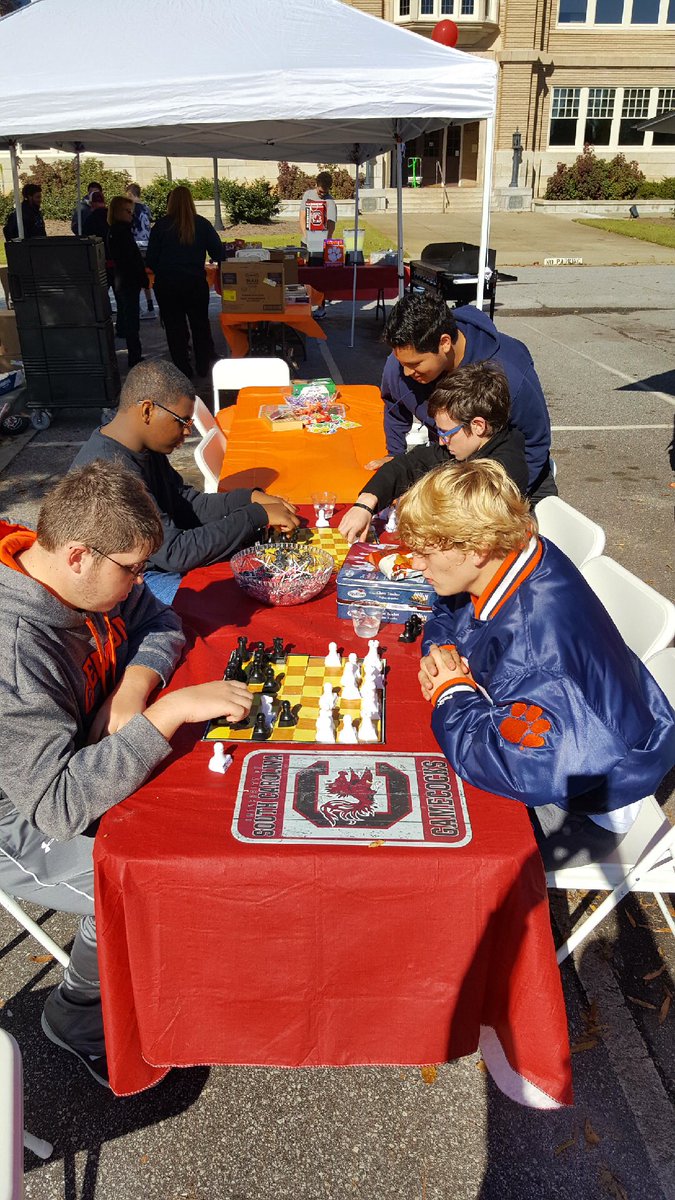 VECVikings's tweet photo. Nothing like good ole’ fun and fellowship with “VEC” students and parents at the 3rd Annual Viking Early College CAROLINA/CLEMSON TAILGATE. Thank you Dr. White for joining the fun! #COLLEGEFOCUS #DEGREEGOALS #VECPRIDE https://t.co/xHQCmXGgVm