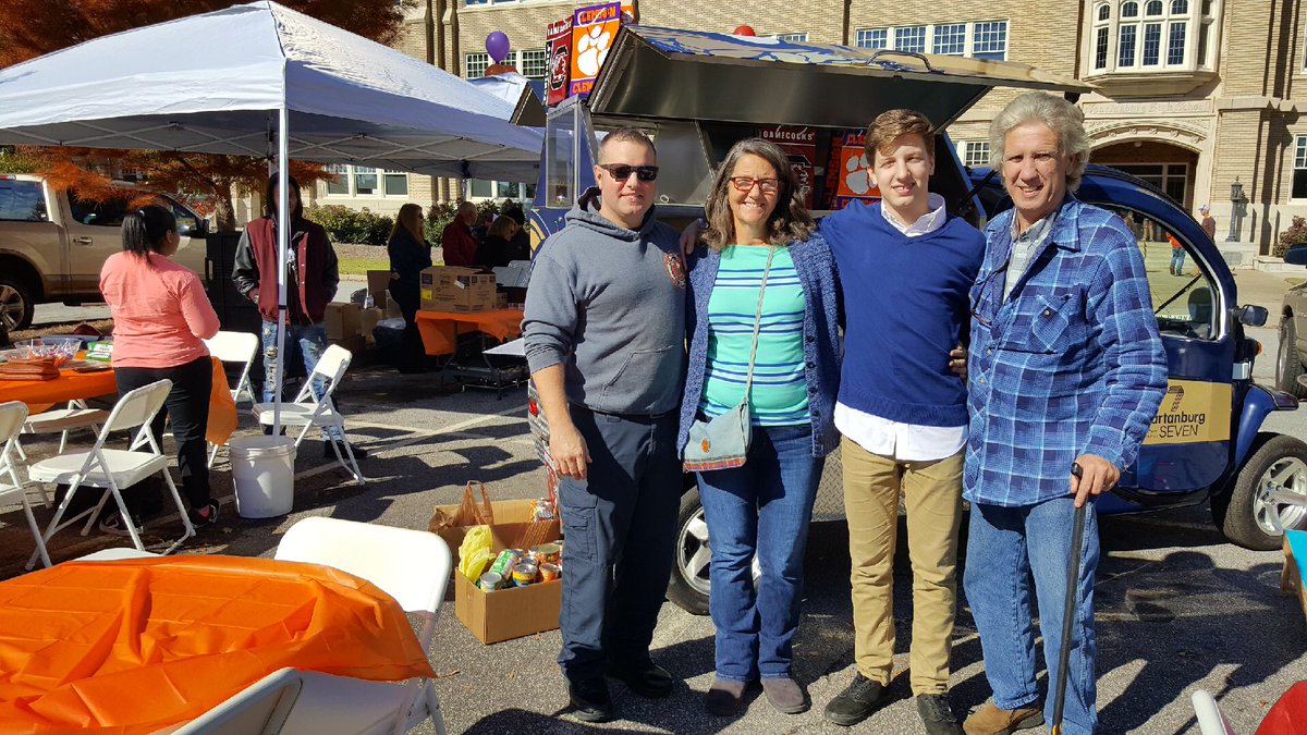 VECVikings's tweet photo. Nothing like good ole’ fun and fellowship with “VEC” students and parents at the 3rd Annual Viking Early College CAROLINA/CLEMSON TAILGATE. Thank you Dr. White for joining the fun! #COLLEGEFOCUS #DEGREEGOALS #VECPRIDE https://t.co/xHQCmXGgVm
