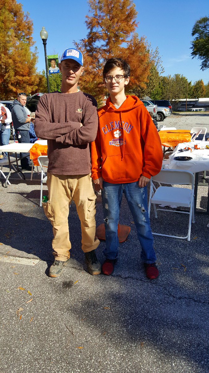 VECVikings's tweet photo. Nothing like good ole’ fun and fellowship with “VEC” students and parents at the 3rd Annual Viking Early College CAROLINA/CLEMSON TAILGATE. Thank you Dr. White for joining the fun! #COLLEGEFOCUS #DEGREEGOALS #VECPRIDE https://t.co/xHQCmXGgVm