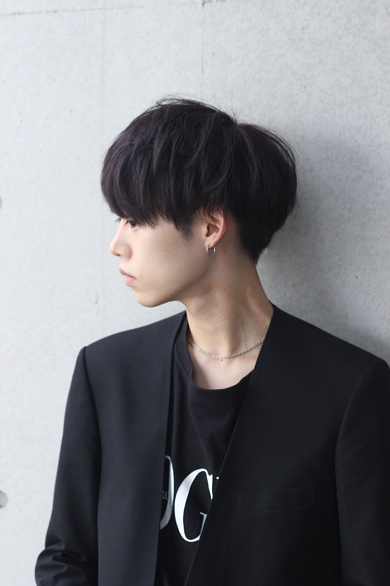 白濱 聖規 メンズ限定美容師 Youtuber 黒髪束感重めマッシュ 冬のシーズンにはオススメは重めマッシュスタイル 全体的にすこし長めのベースでカットしてスタイリングは作り込み過ぎないのがポイントです マッシュ指名率は8割なので迷われた方は