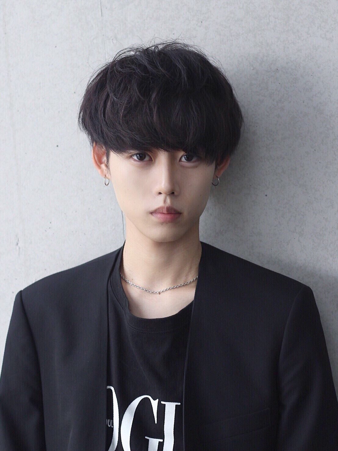 白濱 聖規 メンズ限定美容師 Youtuber 黒髪束感重めマッシュ 冬のシーズンにはオススメは重めマッシュスタイル 全体的にすこし長めのベースでカットしてスタイリングは作り込み過ぎないのがポイントです マッシュ指名率は8割なので迷われた方は