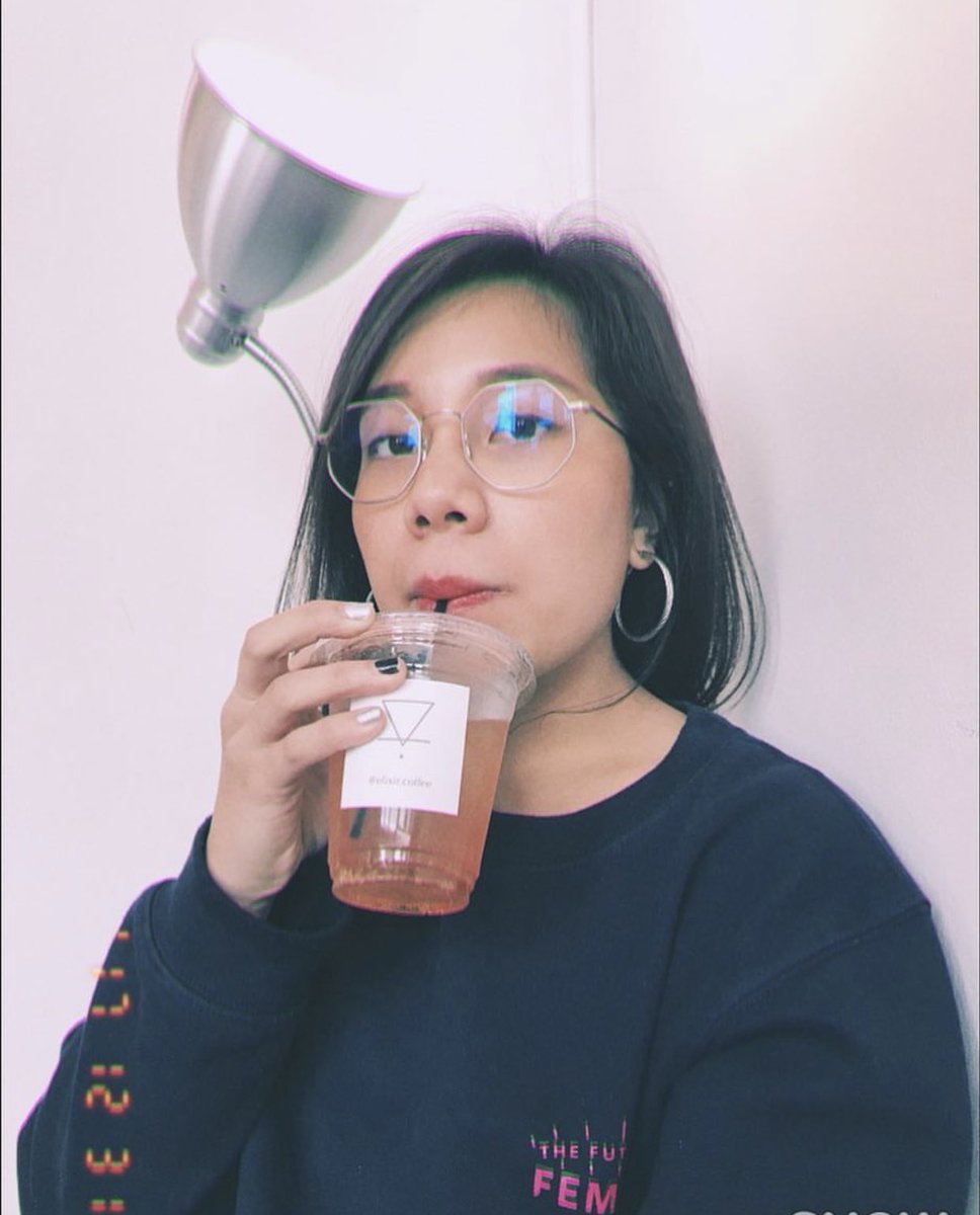 CARLYRAEJAESA's tweet photo. Remember that time a jiggle saw #JAESA outside a Bo’s Coffee and Isa was wiping the fog off Jae’s glasses for him??? KELDKAKJSNDKSKSS SWOON https://t.co/LSqyyHxtei