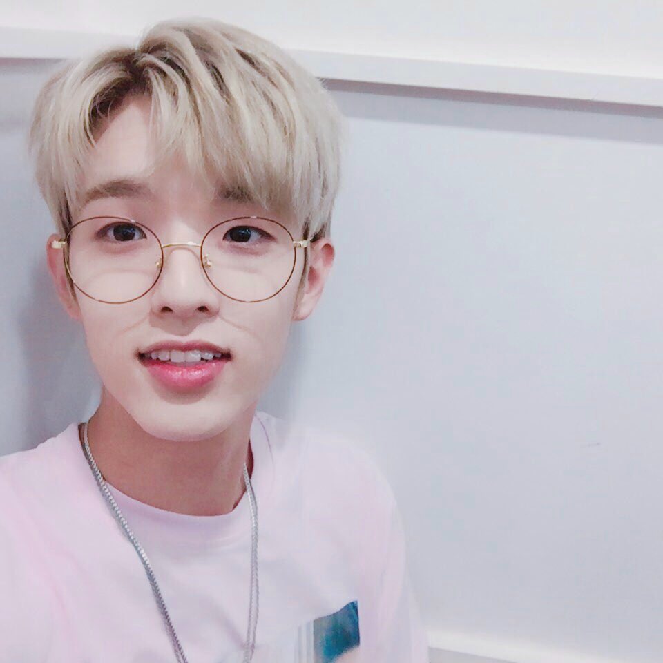 CARLYRAEJAESA's tweet photo. Remember that time a jiggle saw #JAESA outside a Bo’s Coffee and Isa was wiping the fog off Jae’s glasses for him??? KELDKAKJSNDKSKSS SWOON https://t.co/LSqyyHxtei