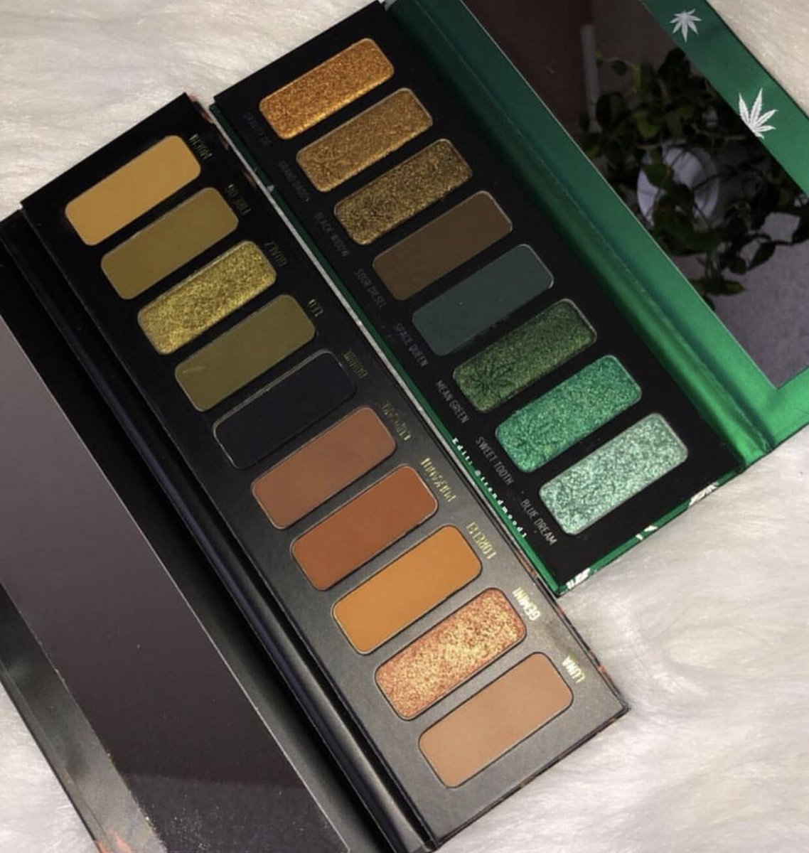 Trendmood's tweet photo. Cause we need it....🚨 Comparison side to side ✨💚 #meltcosmetics 
From the NEW Collection #meltsmokesessions 💨 Smoke Session #EyeshadowPalette Vs Gemini Eyeshadow Palette $48 Each 
Both sold out 😫 Will keep u updated for #Restocks 📸 @sabrina_laughs https://t.co/hLrrIxfbTV