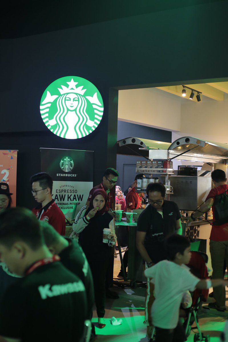 Petronasbrands's tweet photo. We have #KitKat, we have the #icymagic machine and we also have #Starbucks! Only at #PETRONASKLIMS! The booth that has it all 🤗 https://t.co/eb9YFNChpL