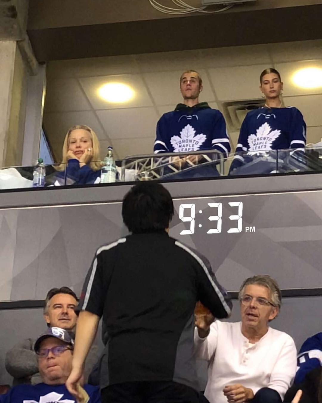 Justin Bieber assistindo o jogo de hóquei entre Toronto Maple