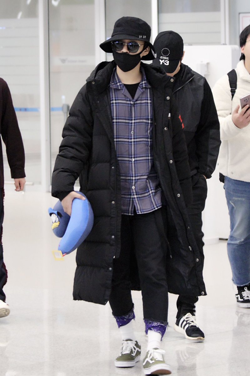 blueberries_pp's tweet photo. 181123 인천공항 입국 #재진 #FTISLAND #FT아일랜드 @saicowow https://t.co/WI8doGmE2u