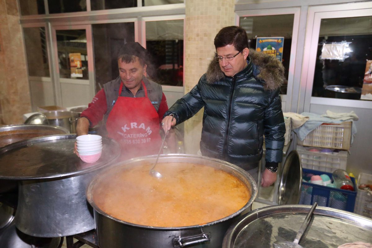 Hilal Camii'ndeki sabah namazı buluşmalarında  çorbalar hazır...
