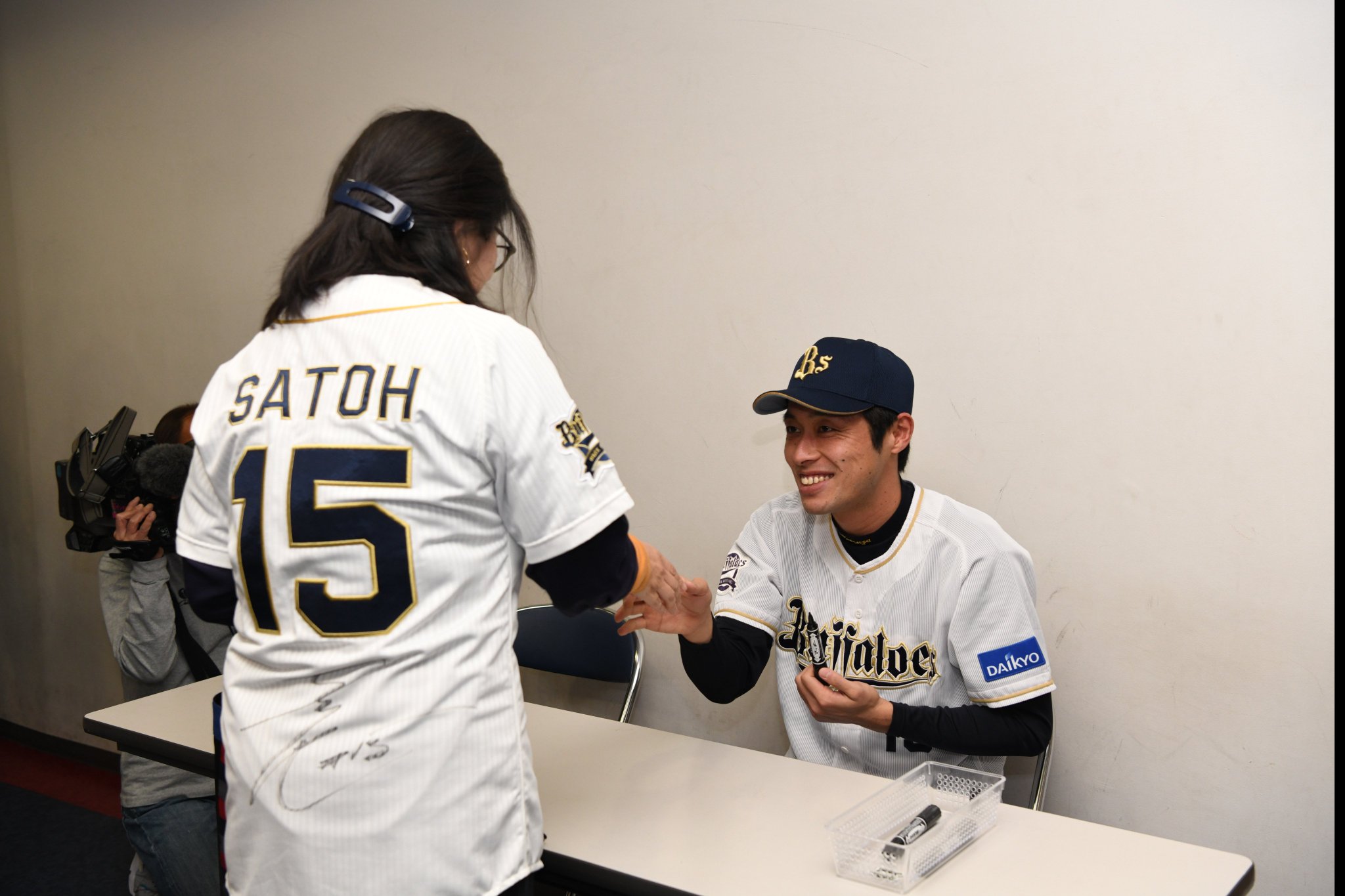オリックスバファローズ 佐藤達也投手　直筆サイン入り　阪急ブレーブス 復刻　2017年シーズン実使用ユニフォーム Amazon.co.jp: オリックスバファローズ 佐藤達也投手 直筆サイン