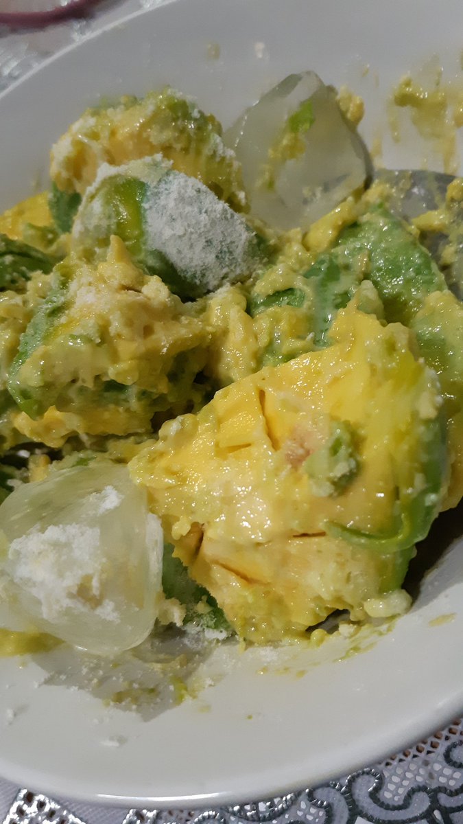 Alpukat hasil panen sendiri petik sendiri tentunya bukan drmh w tapi dirumah uwa hahaha. Kenapa enak bgt alpukat pertama yg dimakan dan ga gagal. Terharu 😥😥