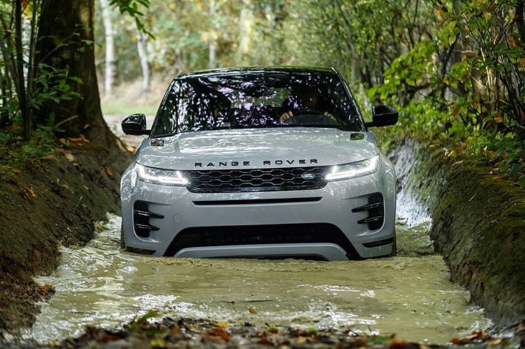 Second generation #RangeRover #Evoque revealed. Takes design cues from its elder brother Velar. Gets loaded with new tech, long list of features. Offers more space inside and will have petrol, diesel and hybrid engine options.