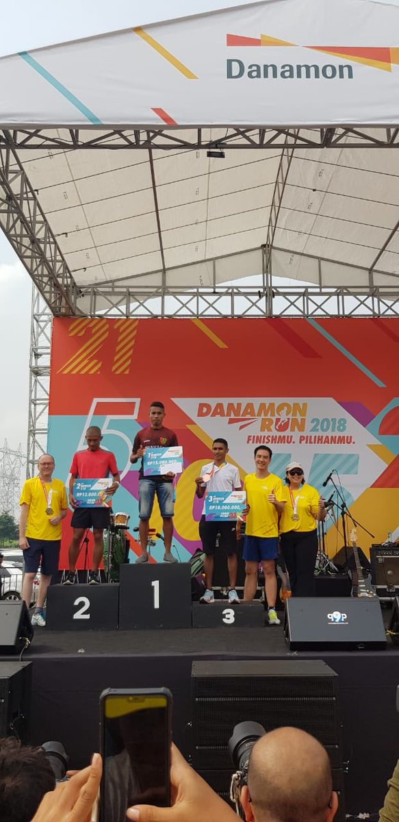 danamon's tweet photo. Para pemenang podium 21K serta kategori master male &amp; female, menerima hadiah yg diberikan oleh Michellina Triwardhany (Wakil Direktur Utama Danamon) bersama @vjdaniel 

Selamaat yaaa 😊👏🏻

#DanamonRun2018 #SaatnyaTunjukkanFinishmu https://t.co/9XlHUXn4kJ