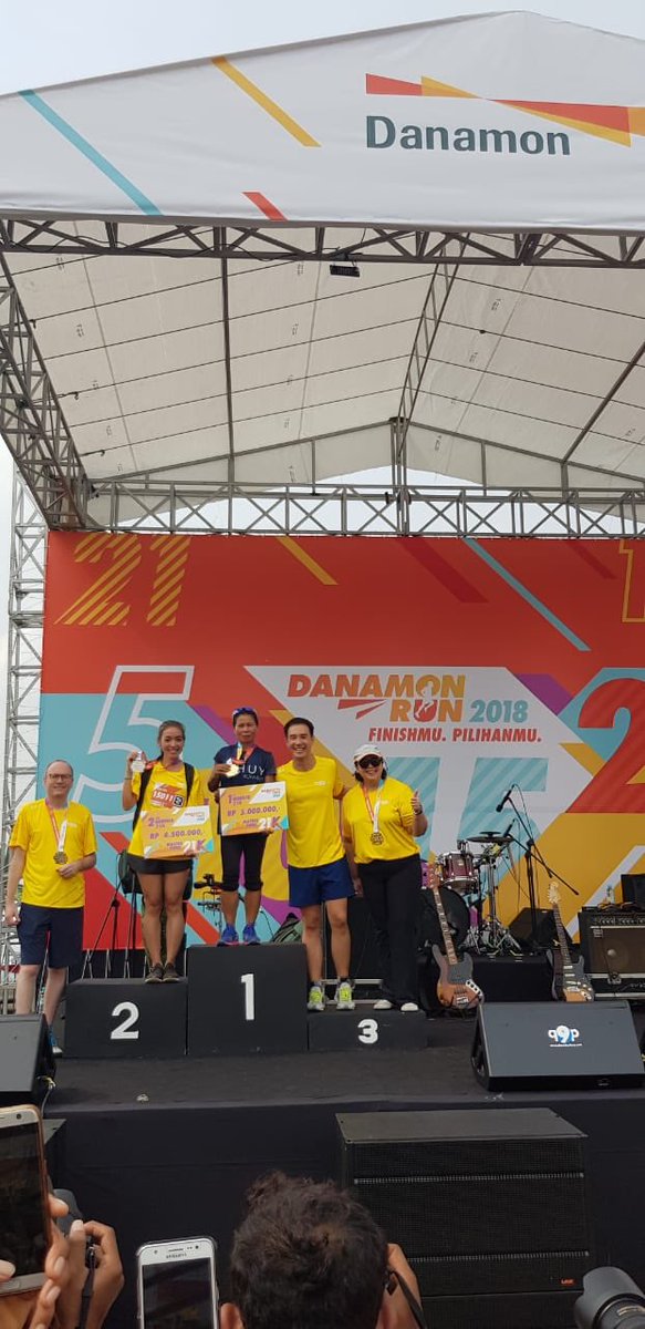 danamon's tweet photo. Para pemenang podium 21K serta kategori master male &amp; female, menerima hadiah yg diberikan oleh Michellina Triwardhany (Wakil Direktur Utama Danamon) bersama @vjdaniel 

Selamaat yaaa 😊👏🏻

#DanamonRun2018 #SaatnyaTunjukkanFinishmu https://t.co/9XlHUXn4kJ