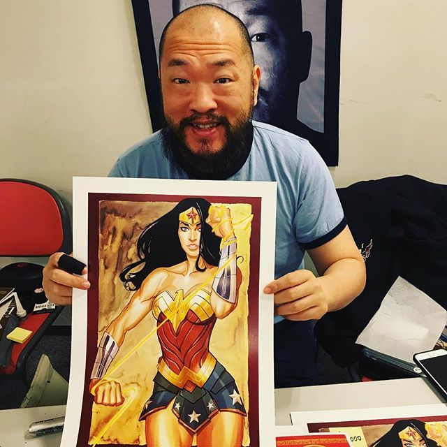 rj_graphics's tweet photo. BRAVE&BOLDでバーナード・チャンさんのエディションポスター買ったし、サインももらった ^ - ^
#ATC #ITM #アメコミ #american #comic #BernardChan #japan https://t.co/lqG3gYnQ87 https://t.co/CUd2FFISUF