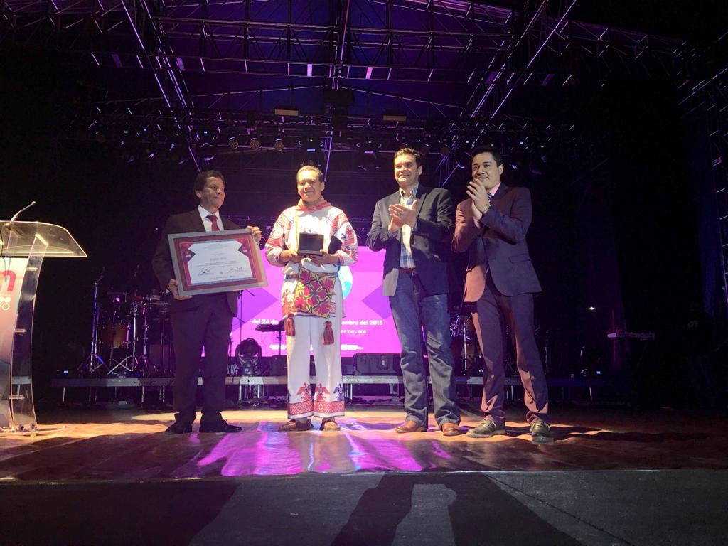 NayaritGobierno's tweet photo. Esta noche, el gobernador @aegnayarit , asistió a la Ciudad de las Artes para inaugurar el Festival Amado Nervo 2018, donde hizo entrega de la Medalla al Mérito Artístico, a Álvaro Ortíz. #FAN2018 #NayaritEsCultura https://t.co/whPnJkYMfN