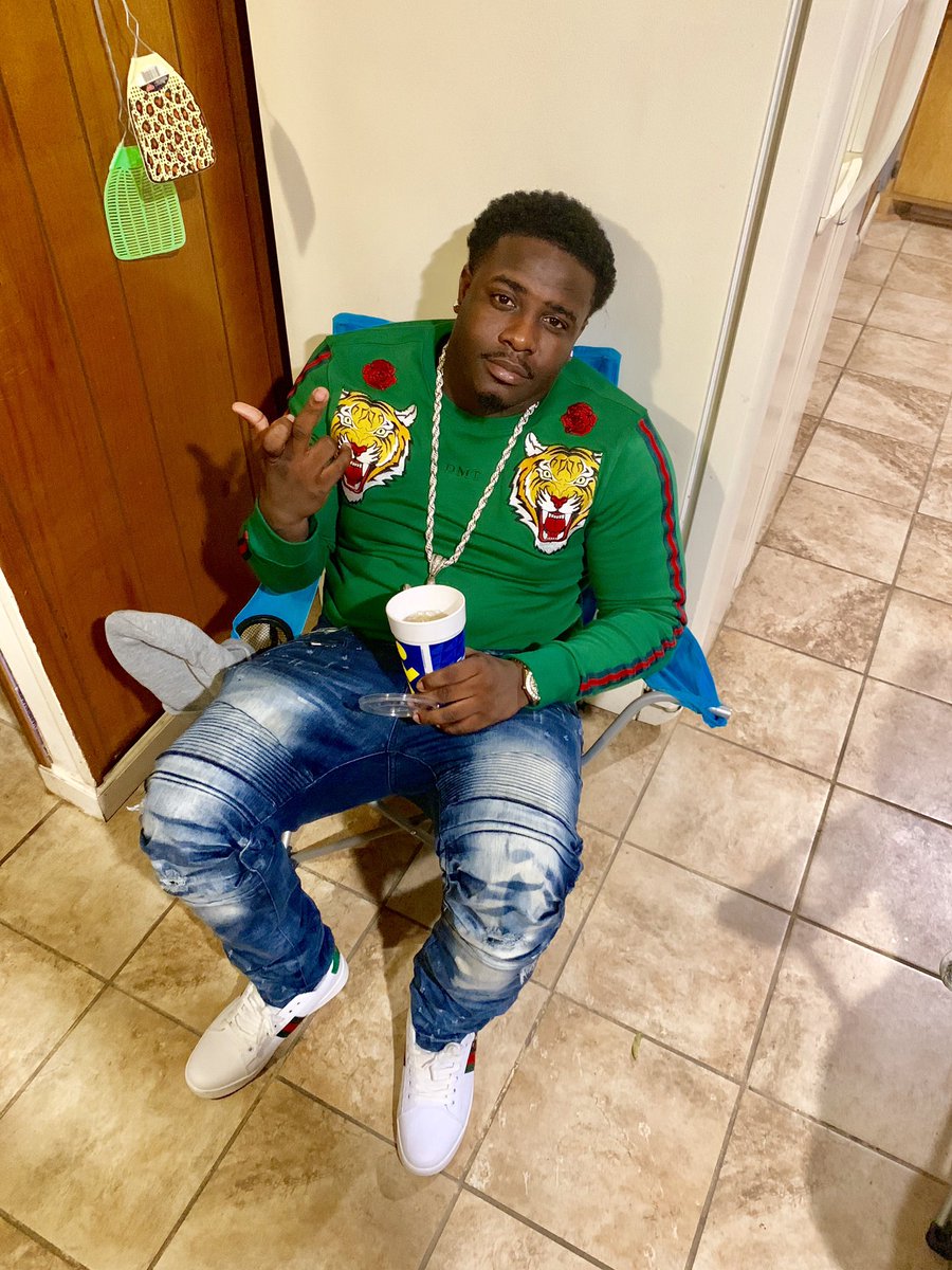 Tywon24_Ton's tweet photo. #RedBudBaby 🤘🏾✡️✡️ https://t.co/z4wej31ICg