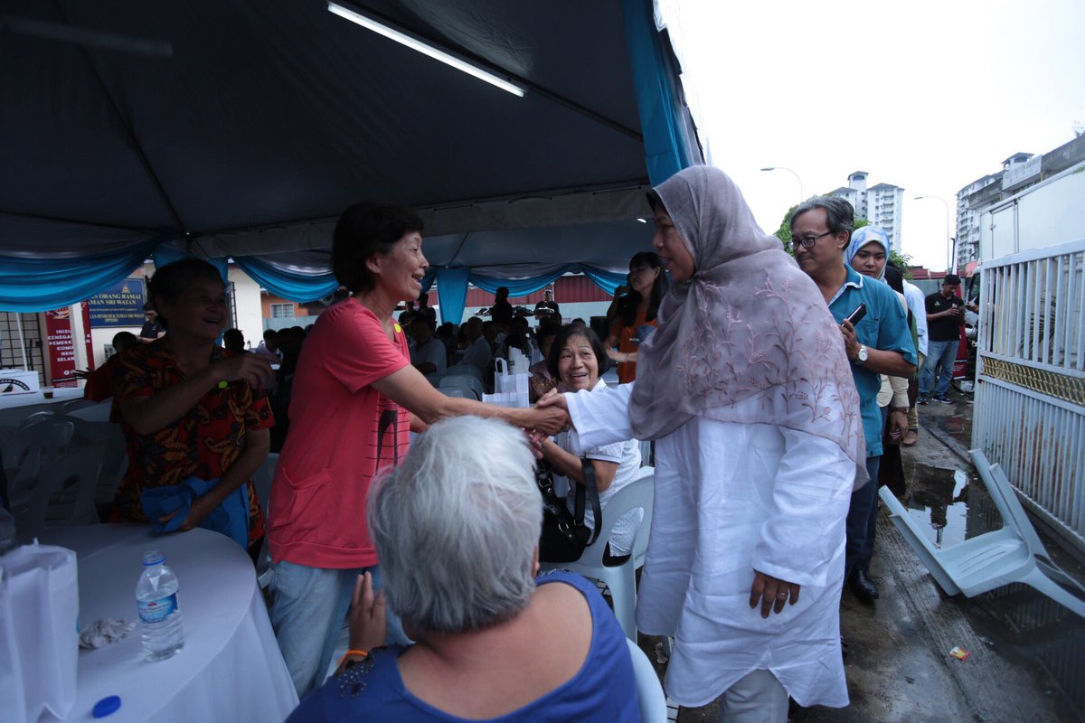 AmpangP99's tweet photo. YBM Zuraida Kamaruddin menghadiri program pembasmian Denggi JKP Zon 12 MPAJ Di Dewan Orang Ramai Seri Watan.
#ampang99 #ybkesayanganampang #ybzuraidakamaruddin #malaysiabaru #menteriperumahandankerajaantempatanh #sayangimalaysiaku #ampangpower https://t.co/qTnDeNnfDn