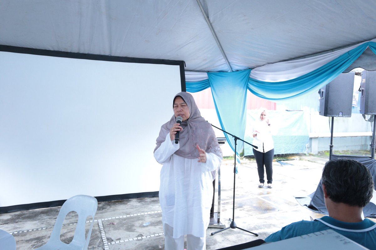 AmpangP99's tweet photo. YBM Zuraida Kamaruddin menghadiri program pembasmian Denggi JKP Zon 12 MPAJ Di Dewan Orang Ramai Seri Watan.
#ampang99 #ybkesayanganampang #ybzuraidakamaruddin #malaysiabaru #menteriperumahandankerajaantempatanh #sayangimalaysiaku #ampangpower https://t.co/qTnDeNnfDn