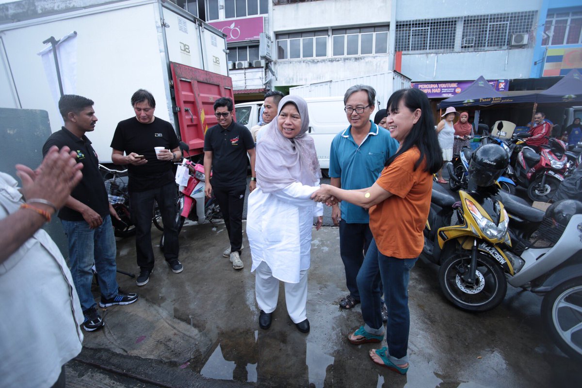 AmpangP99's tweet photo. YBM Zuraida Kamaruddin menghadiri program pembasmian Denggi JKP Zon 12 MPAJ Di Dewan Orang Ramai Seri Watan.
#ampang99 #ybkesayanganampang #ybzuraidakamaruddin #malaysiabaru #menteriperumahandankerajaantempatanh #sayangimalaysiaku #ampangpower https://t.co/qTnDeNnfDn