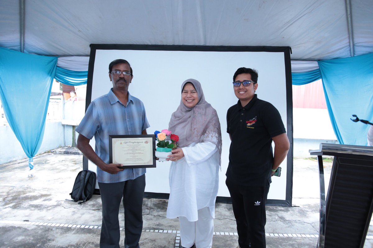 AmpangP99's tweet photo. YBM Zuraida Kamaruddin menghadiri program pembasmian Denggi JKP Zon 12 MPAJ Di Dewan Orang Ramai Seri Watan.
#ampang99 #ybkesayanganampang #ybzuraidakamaruddin #malaysiabaru #menteriperumahandankerajaantempatanh #sayangimalaysiaku #ampangpower https://t.co/qTnDeNnfDn