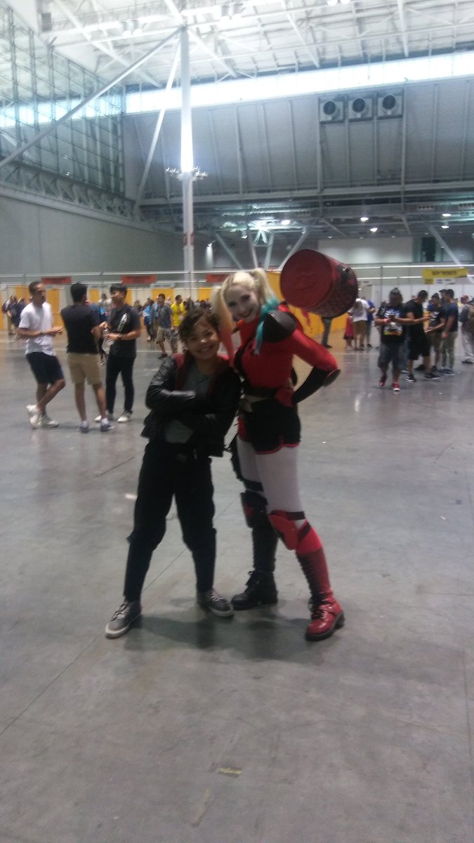 Wayward_Robin's tweet image. Me in my (crappy) red hood costume with harley wuinn at boston comic con this year! So.. Face reveal