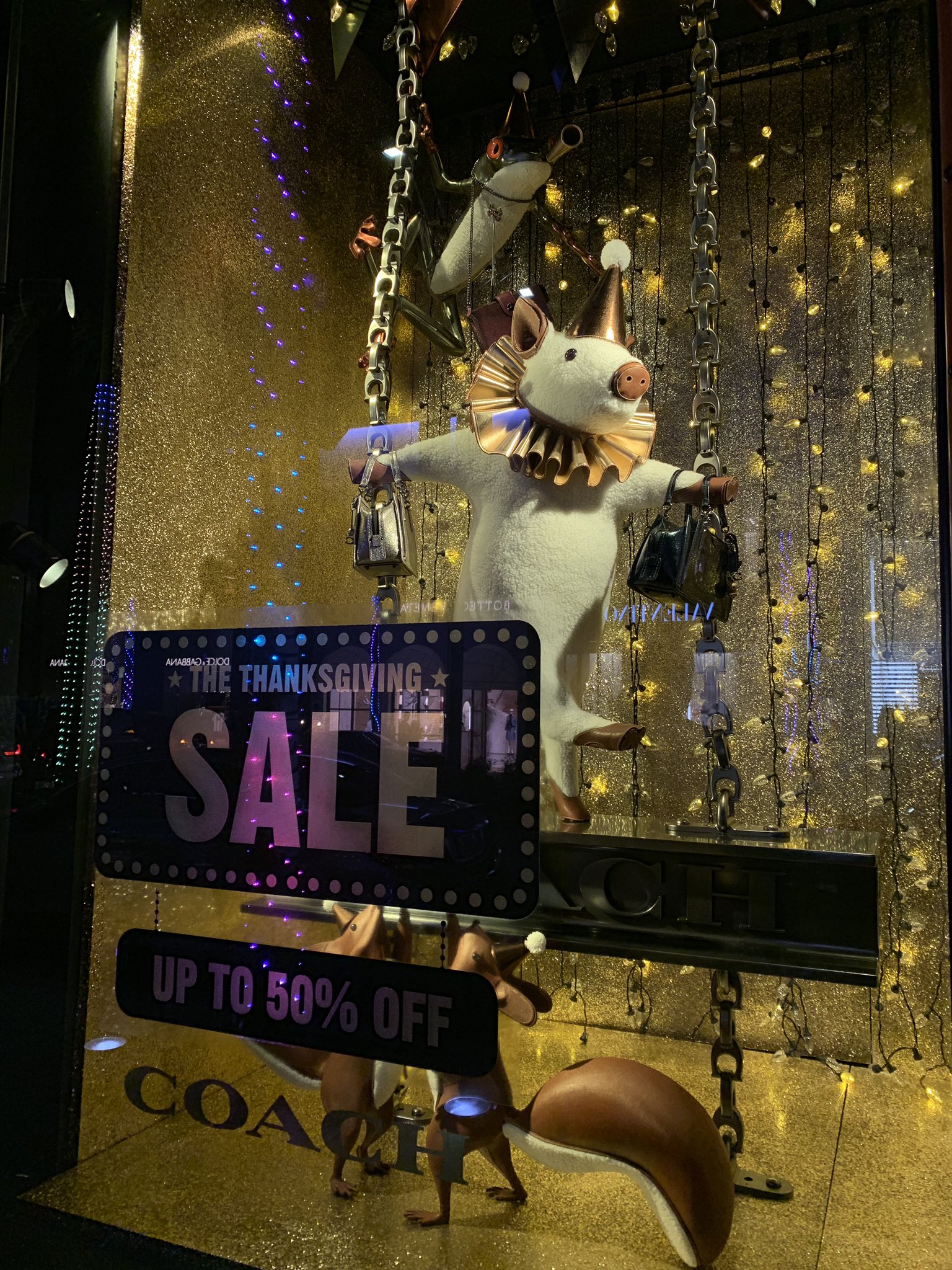 Irene M Johnson Coachのウィンドウの飾り付けが可愛くて私好み ヴィトンのツリーはユニークで豪華 カルティエの屋根には豹さん達がキラキラ輝いてた T Co 19hcr6mex8 Twitter