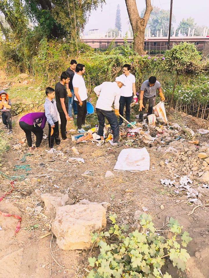 BJYM4Pune's tweet photo. #स्वच्छ_भारत_अभियान_78
#सोरतापवाडी_ग्रामस्वच्छता_अभियान आज रविवार दि. २५/११/१८ रोजी सकाळी ७ ते ९ यावेळी कांबळेबाग परिसरात महिलाभगिनीं सोबत सहभागी होऊन @sudarshanchoud1 जी यांनी ग्रामस्वच्छता केली.

#Swachcha_Sortapwadi_Smart_Sortapwadi
#Week_78 https://t.co/hmoZKxAtu2