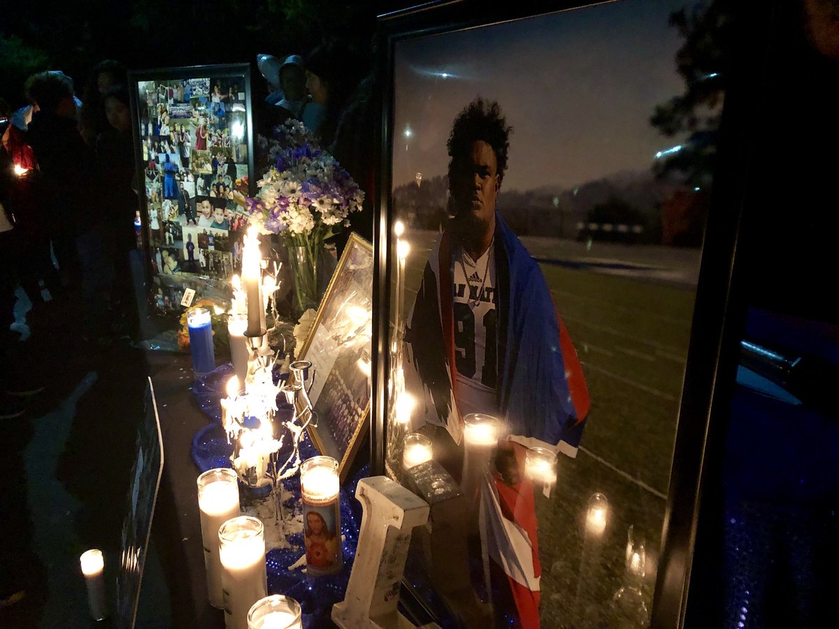 DeedeeKIRO7's tweet photo. Easily more than 1000 people at the vigil tonight for Leuea Loto, 21. He was shot &amp; killed on #Thanksgiving day while home from college &amp; playing pickup football at Mount Rainier HS. 

Clearly this young man was deeply loved by the community. #DesMoines #RIP @KIRO7Seattle https://t.co/PPkZKPDyDE