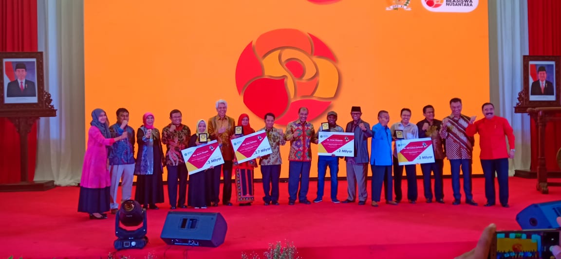 PendisKemenag's tweet photo. Pemberian Beasiswa 5000 Doktor secara simbolik oleh Dirjen Pendis, Kamaruddin Amin disaksikan Pimpinan DPD RI, pimpinan lembaga negara, dan Tamu undangan lainnya.
#PendidikanIslam #Pendis #HumasPendis #5000Doktor https://t.co/xFt179q3gt