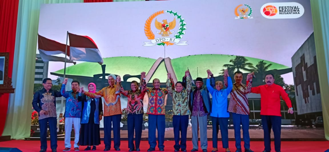 PendisKemenag's tweet photo. Pemberian Beasiswa 5000 Doktor secara simbolik oleh Dirjen Pendis, Kamaruddin Amin disaksikan Pimpinan DPD RI, pimpinan lembaga negara, dan Tamu undangan lainnya.
#PendidikanIslam #Pendis #HumasPendis #5000Doktor https://t.co/xFt179q3gt
