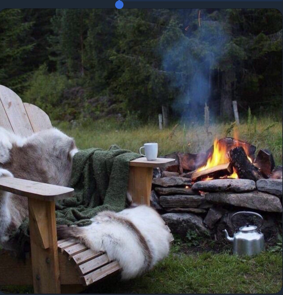 "بسيطين لدرجة رشّة مطر وسماء 
مليانه غيُوم يخلقون روقان لأنفسنا☁️💙"
#صباح_الغيم🌨