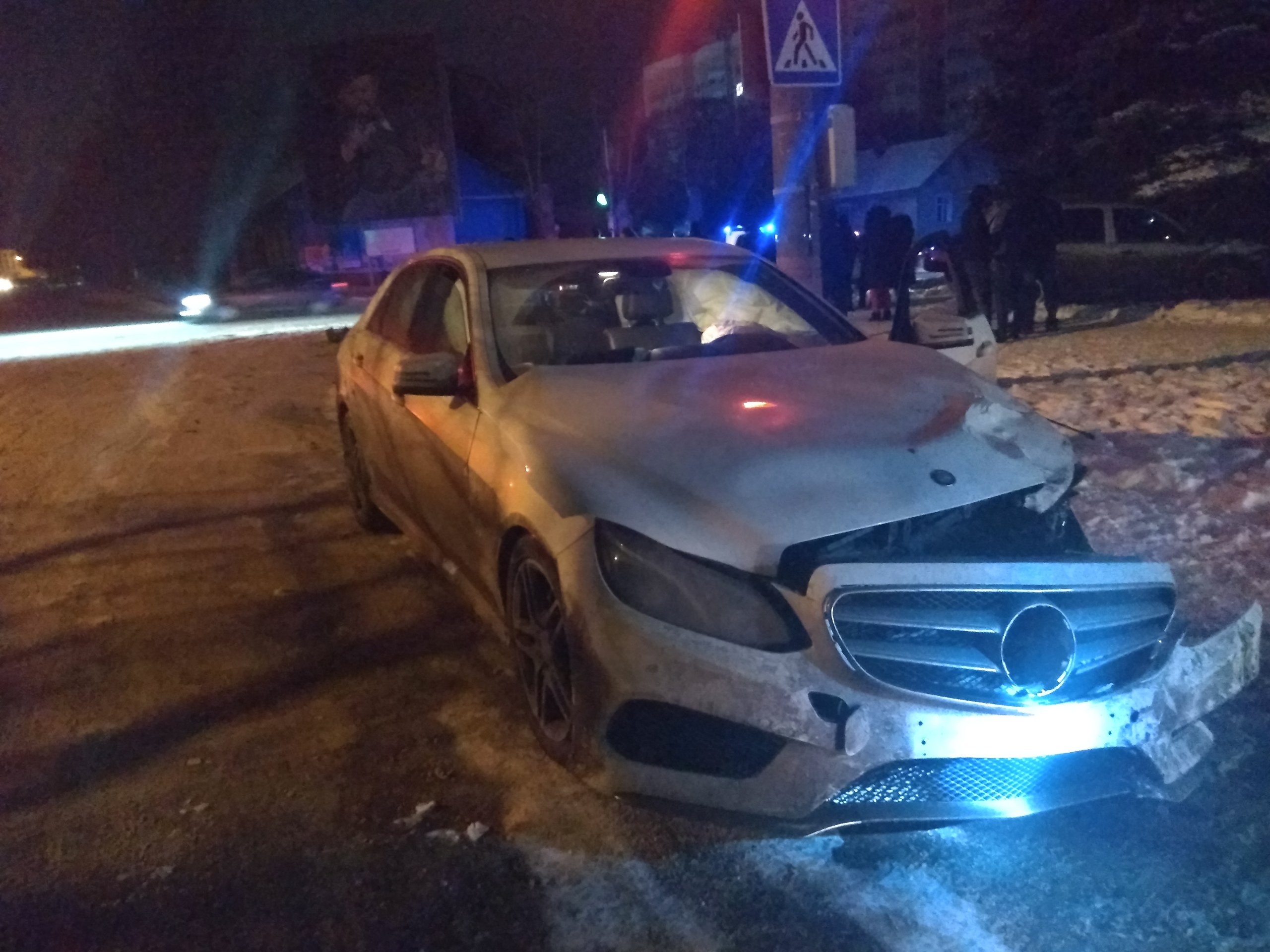 Разбитый мерс ночью зимой