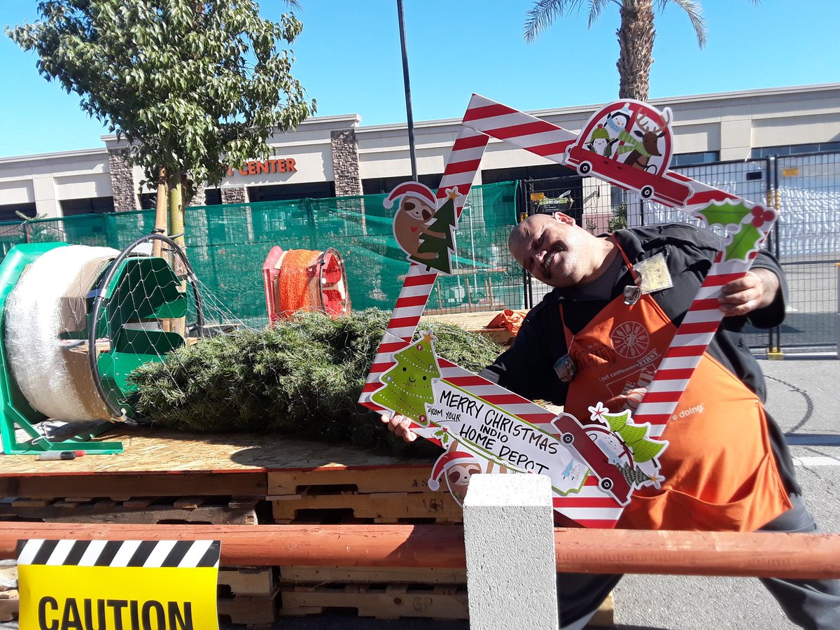 samantha_serr's tweet photo. Richard getting our customers tree ready ! Have you gotten yours? #recognize6874 @KyleHd6874 @JoseSasm6874 @AndrewRivas315 https://t.co/Pw76Gg5hBq