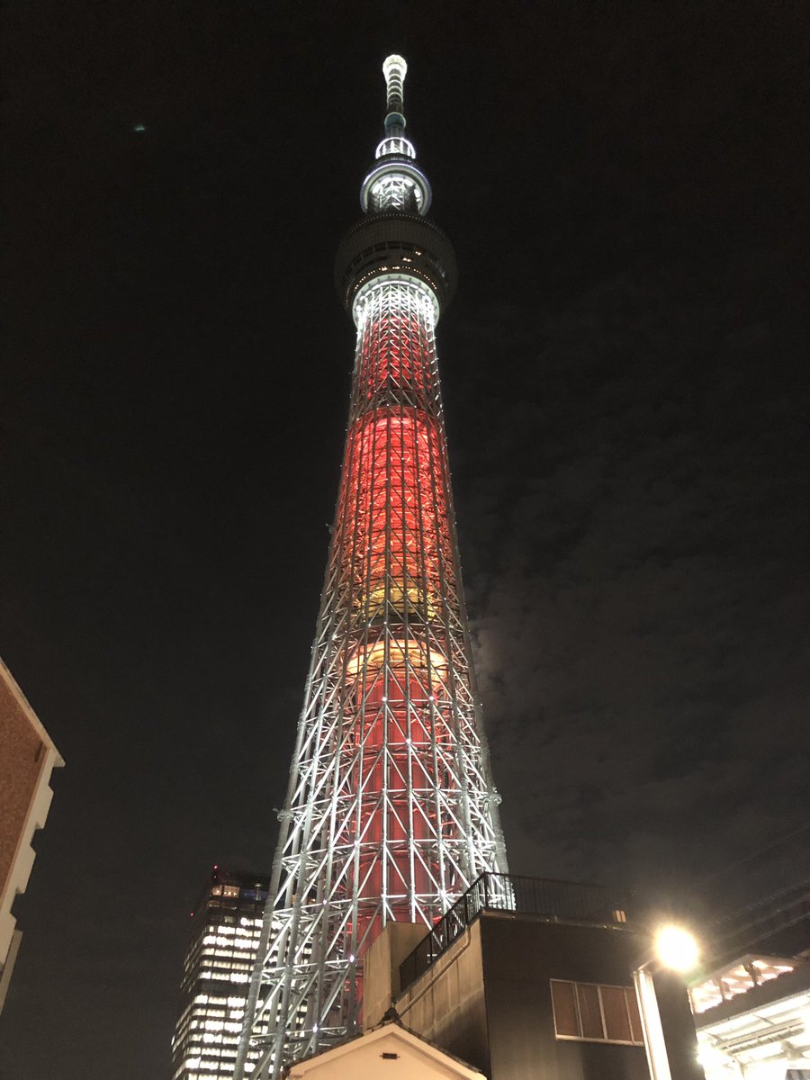 Eugene030323's tweet photo. 師走近づく週末の夜。この後、向島へ。こんなに近くで見るのは初めて!
#weekend #tokyoskytree #oshiage #sumidaward #mukojima #celebration https://t.co/XviKZJ3mSZ