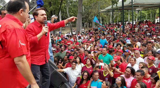 Aquí está Chávez convertido en Pueblo; su inagotable fuerza y su heroica convicción nos llena de orgullo y nos obliga a trabajar cada día con más determinación revolucionaria ⁦@rafaellacava10⁩ #EnCaraboboVenceremos… dlvr.it/Qs3RSp