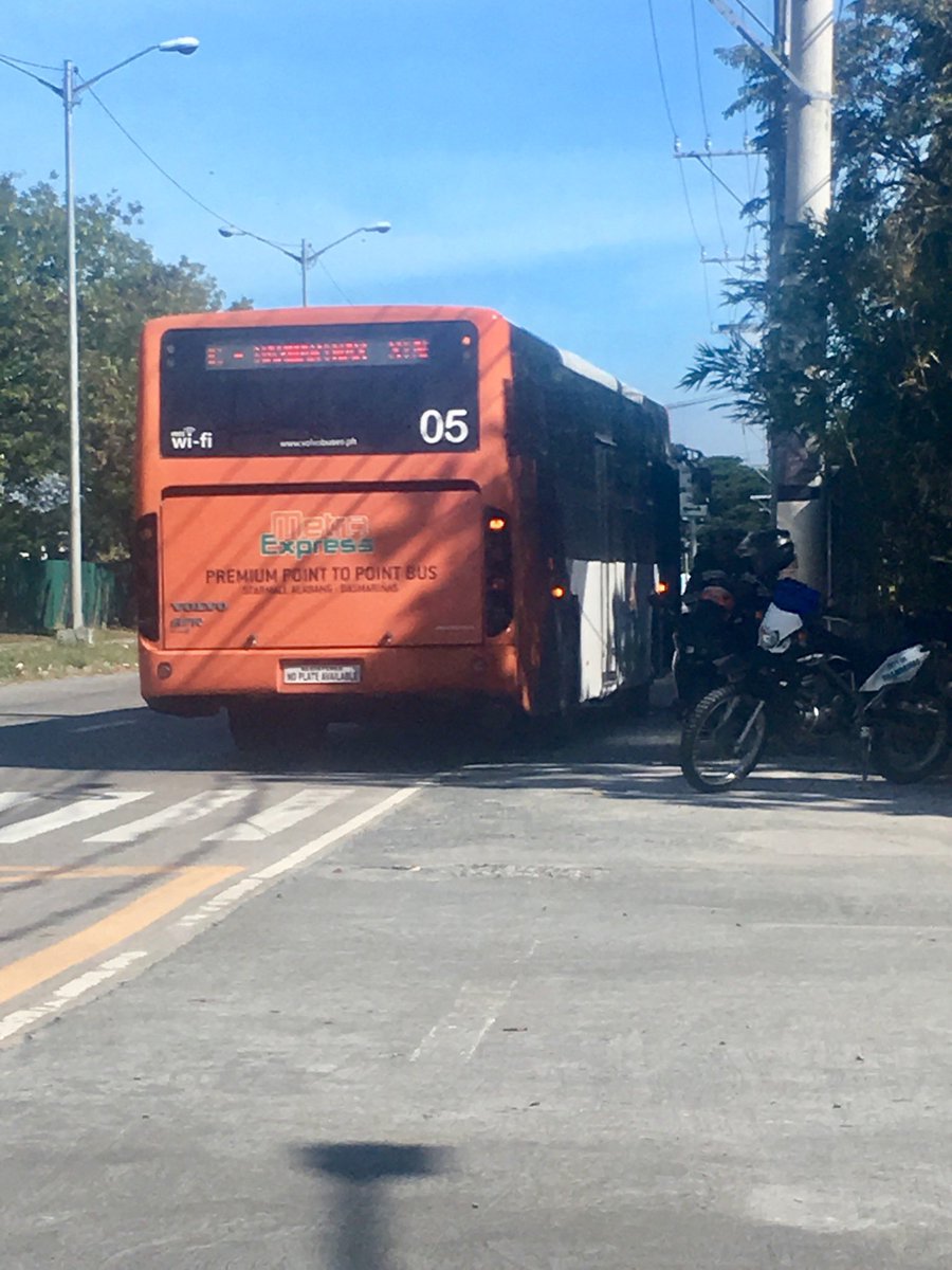 MichelleULaurel's tweet photo. @SouthSnippets Yes! All the time!!! 😡 here they are caught in the act! Picking up passengers at the Champaca Gate of AAV along daang hari. Gerr!!! https://t.co/myt6DFWFgE