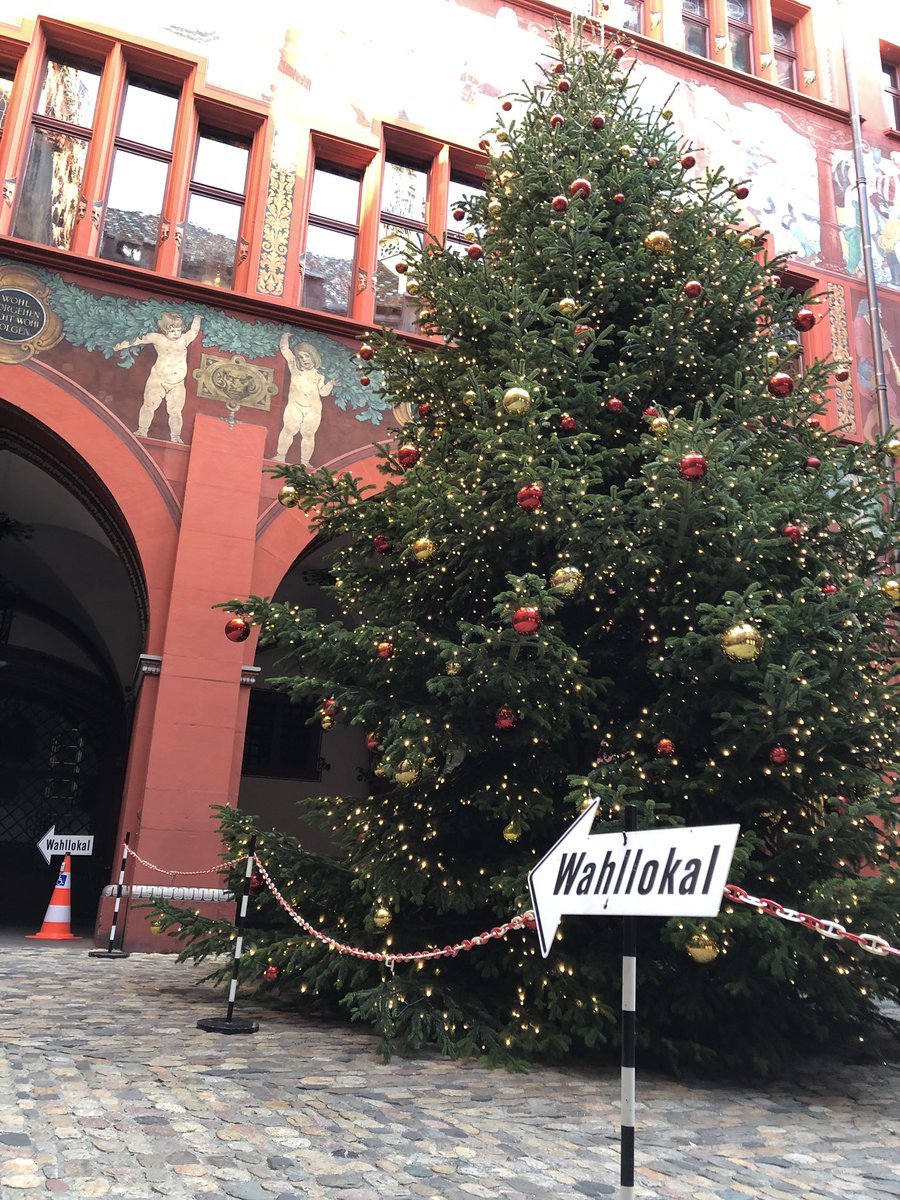 Loscasettos's tweet photo. Der festliche Weg zur Urne in #Basel #Abst18 https://t.co/moONKxDW6x